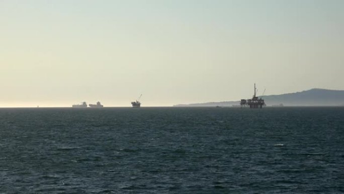 南加州沿海的海上石油钻井平台