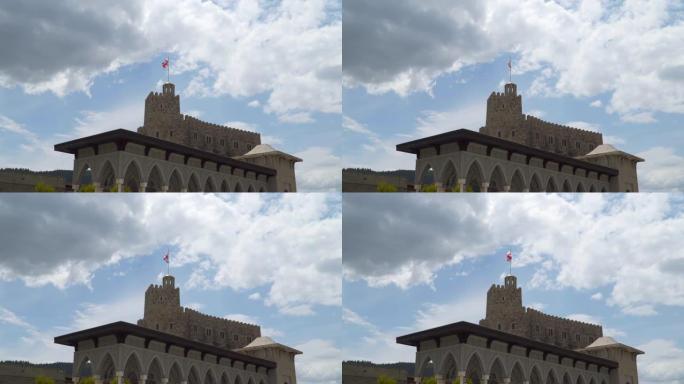 拉巴特要塞塔上的格鲁吉亚国旗。