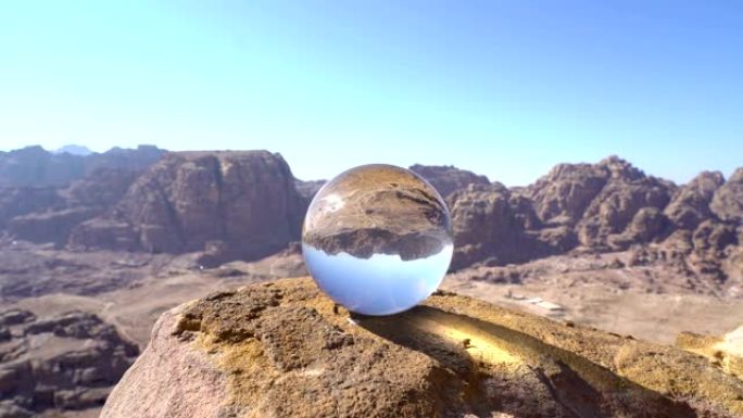 美丽的山景背景上的水晶球，佩特拉·乔丹