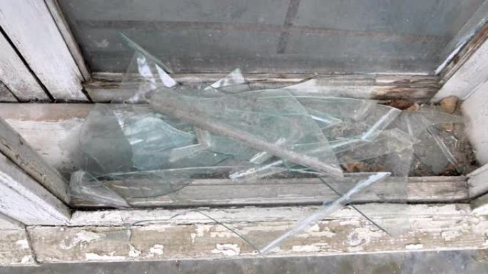 被毁房屋地面上的碎玻璃