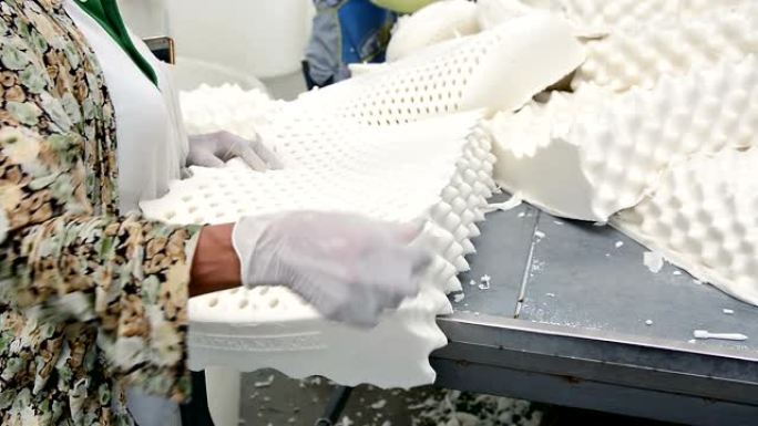 乳胶枕厂生产线工人