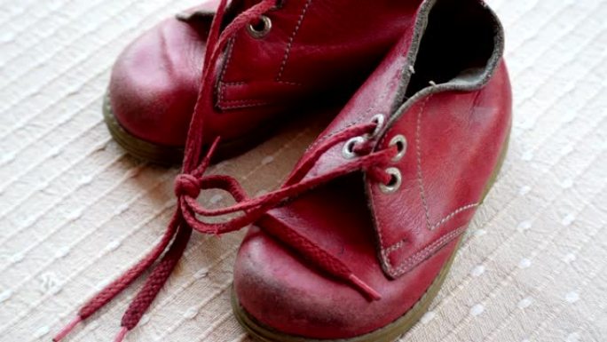 婴儿旧红鞋的特写镜头