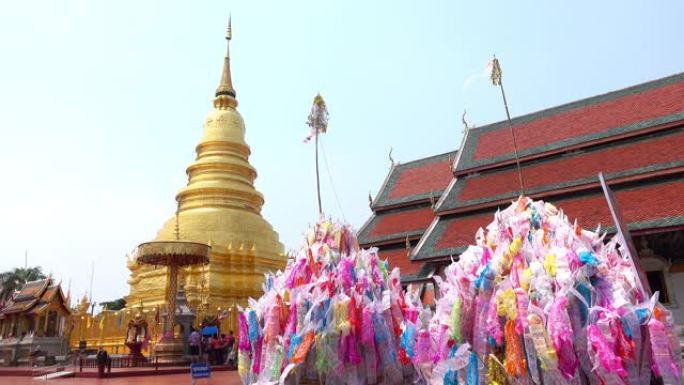 在兰汶的哈利蓬斋Wat para that Hariphunchai的沙堆上装饰着传统的旗帜