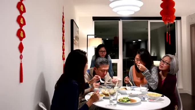家庭在春节用餐