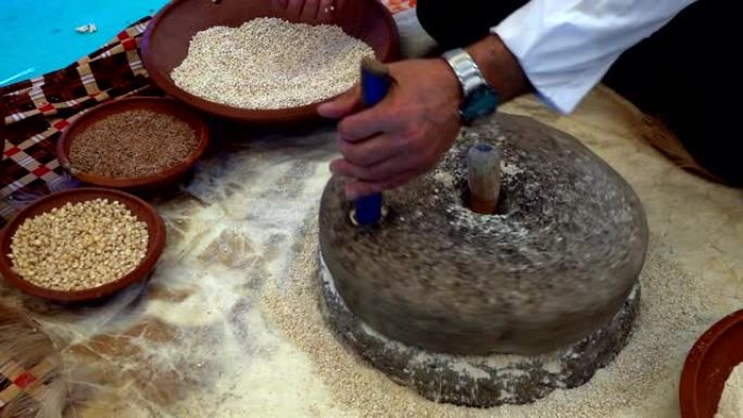用转石压碎小麦制成面粉