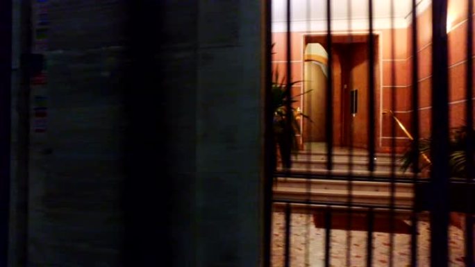 罗马黑暗街道的电影景观，豪华住宅入口