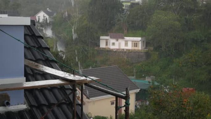 台风和季风下大雨的山区小镇。暴风雨雨季