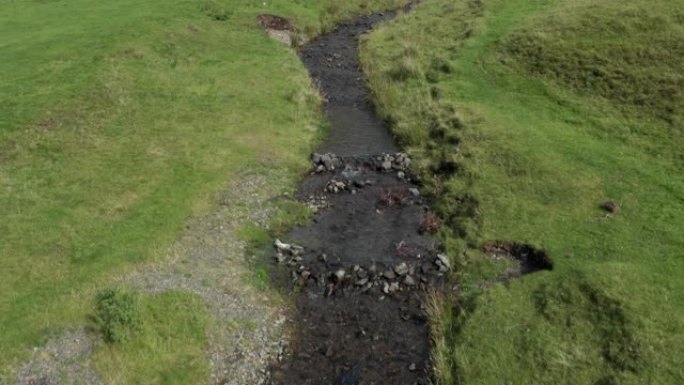 苏格兰西南部农村的一条小溪的无人机视图