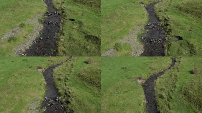 苏格兰西南部农村的一条小溪的无人机视图