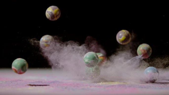 掉落在彩色粉末中的橡胶球，超慢动作
