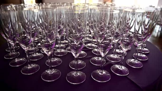 一杯香槟在桌子上排成一排，等待婚礼接待客人