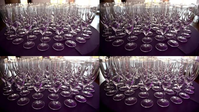一杯香槟在桌子上排成一排，等待婚礼接待客人