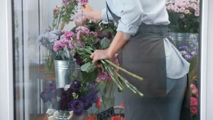 女性花店为花束选择鲜花