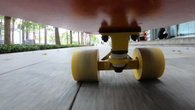 人们在道路上滑板