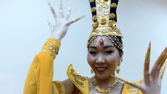 美丽的亚洲女人用手做pa，用长假指甲，特写肖像视频。
