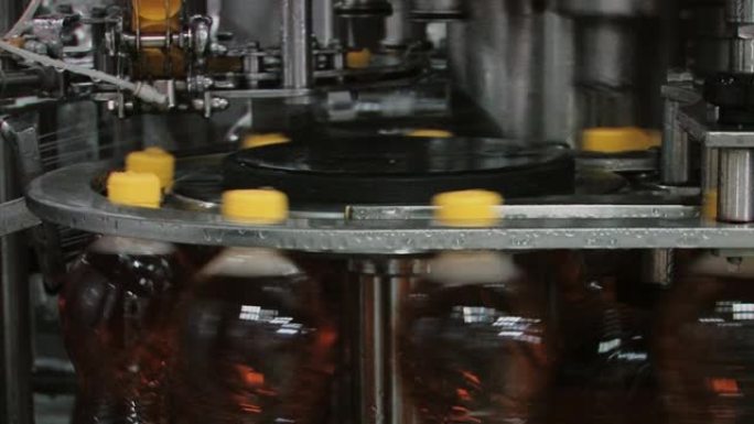 在工厂输送机上生产带有果汁的塑料瓶