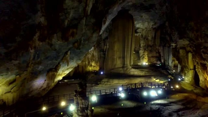 游客在喀斯特洞穴结构之间的楼梯上行走