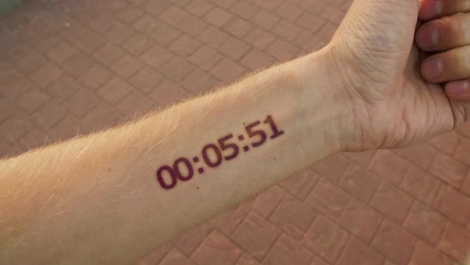 未来的秒表就像手上的纹身