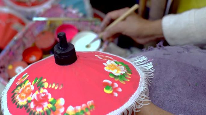 泰国女孩制作手工泰国风格纸伞画