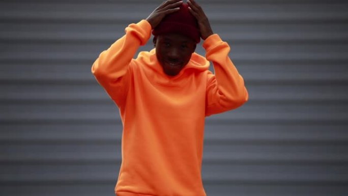 穿着亮橙色连帽衫的英俊酷非洲男子