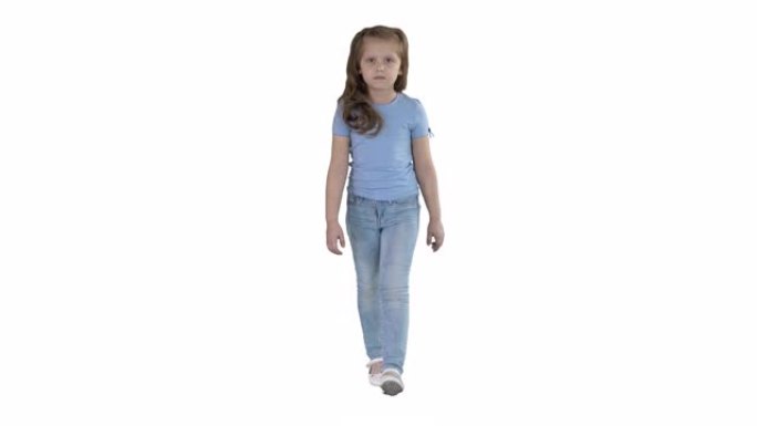 穿着牛仔裤和蓝色t恤的小女孩走在白色背景上