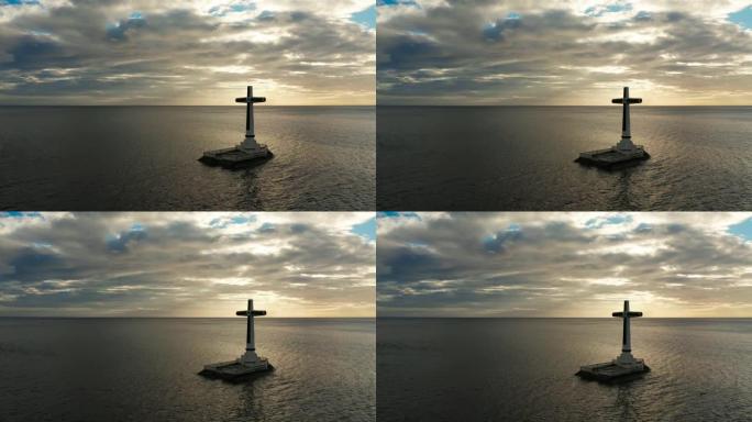 菲律宾卡米金岛沉没的墓地十字架