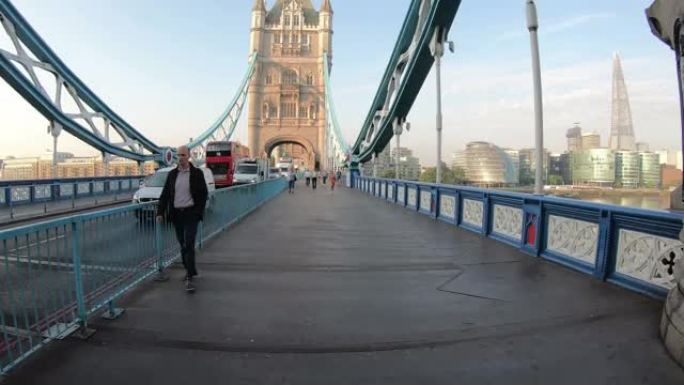 英国伦敦穿越塔桥的延时步行