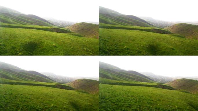 夏天的伊朗和土库曼斯坦的山脉，绿色植物，丘陵。山脉伊朗夏日，绿色山丘，太阳，天空，夏天，山谷