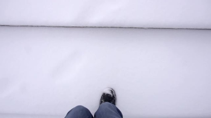 一名男子走在雪地上，将双腿从相机，背景，冬天，慢动作中脱开