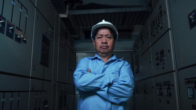 一位亚洲自信的高级计算机工程师的肖像照