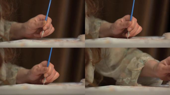 女孩用细蓝色流苏在画布上划水