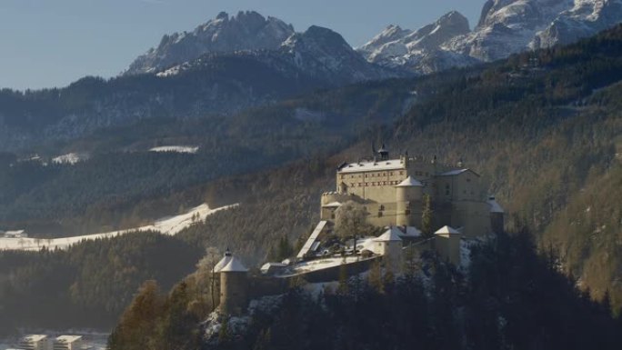 奥地利韦尔芬萨尔扎克山谷上方的霍恩韦尔芬城堡和堡垒