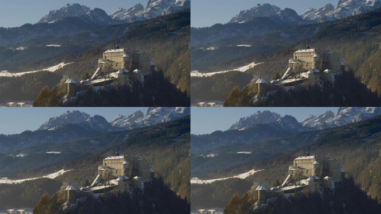 奥地利韦尔芬萨尔扎克山谷上方的霍恩韦尔芬城堡和堡垒