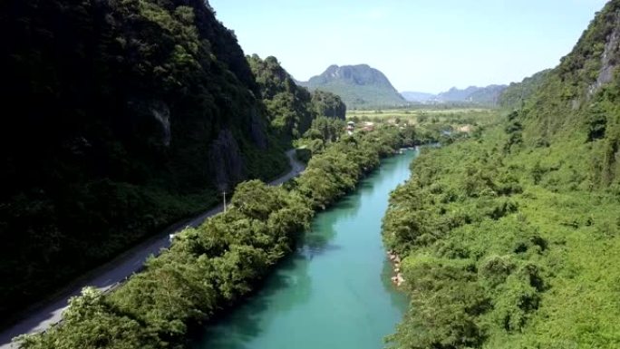 近距离飞行风在河流和高速公路之间摇晃树木