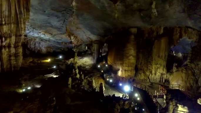 沿喀斯特洞穴大厅宏伟结构的运动