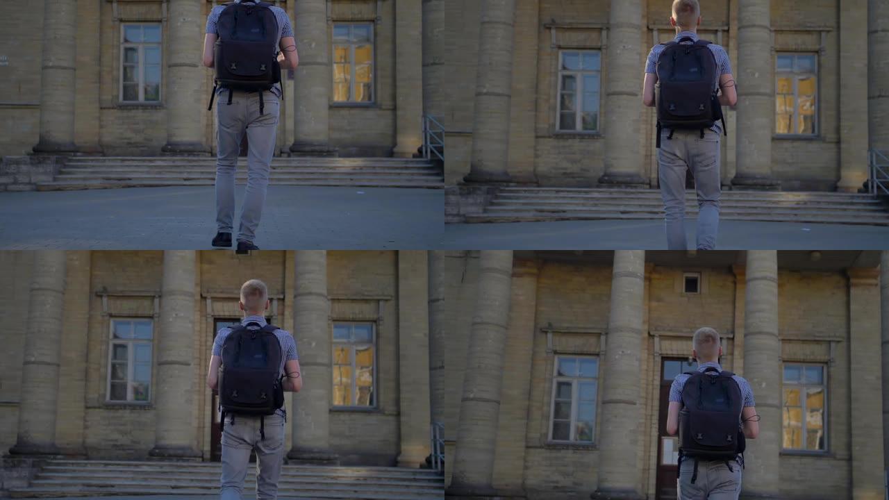一位年轻摄影师的背影，他正拿着昂贵的数码相机接近一座古老的教堂