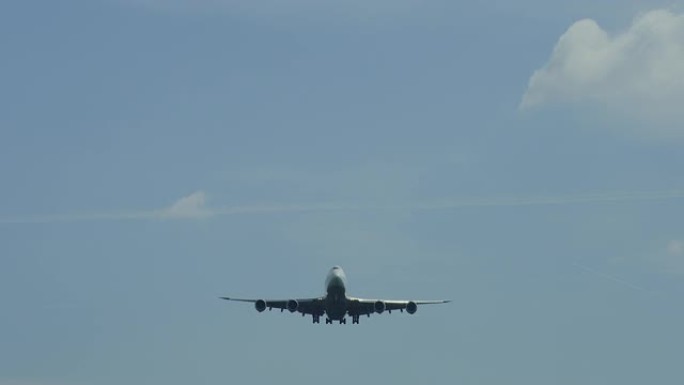一架从正面起飞的客机正在接近