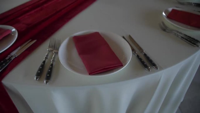 宴会圆桌会议。用红色餐巾在白色桌布上服务。