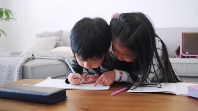 日本学童在客厅做作业