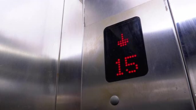 带有箭头向下的电梯中的数字显示屏显示从24楼到1楼的楼层
