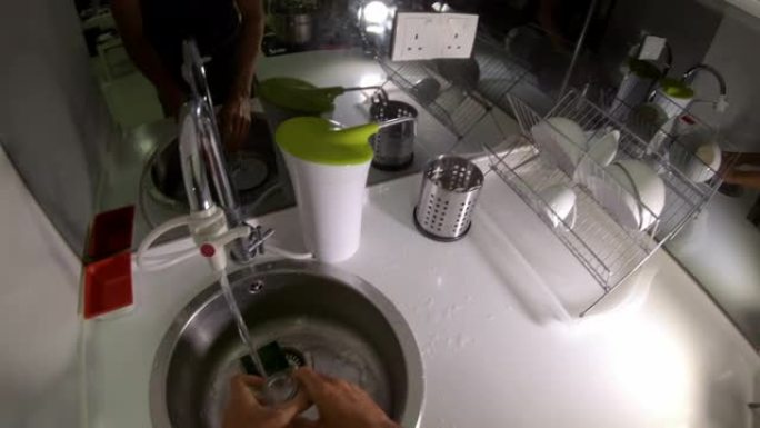 一名男子在厨房洗盘子和玻璃杯的慢镜头