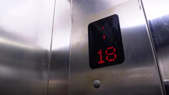 带有箭头向下的电梯中的数字显示显示从20到15的楼层