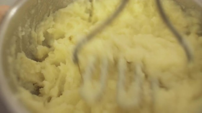 烹饪土豆泥特写。煮土豆变成土豆泥。4k. 4k视频