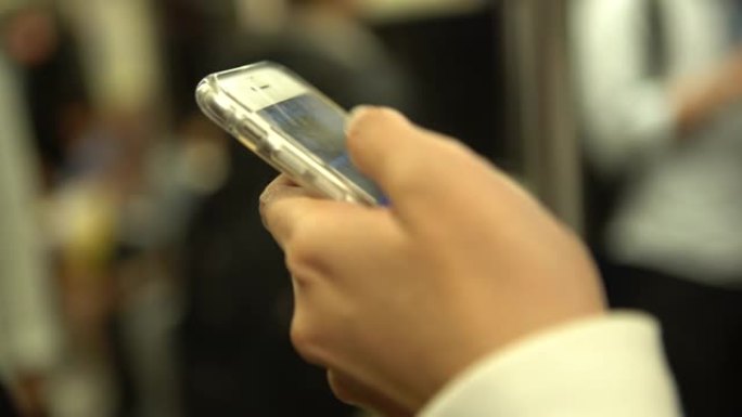 4k亚洲女子在台湾地铁使用智能手机在火车上站起来