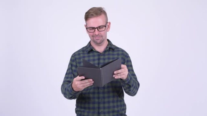快乐的成熟时髦男人戴眼镜阅读书籍