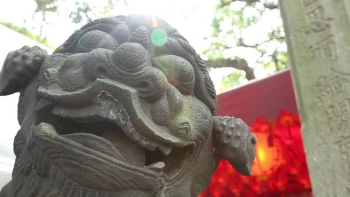 台北市一座台湾寺庙前的古代石狮