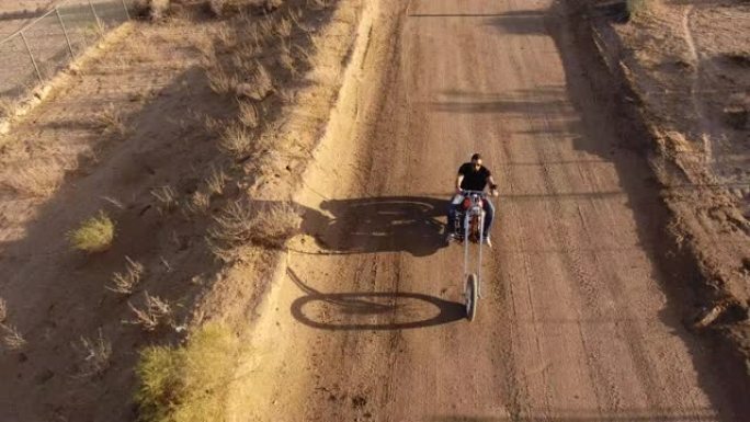 乡村公路上骑摩托车的人