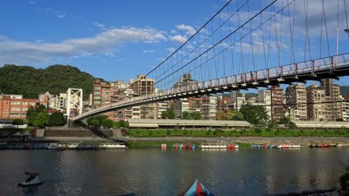 台北市碧滩悬索桥，湖上有浮舟