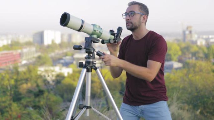天文学家用望远镜看着城市周围的天空。