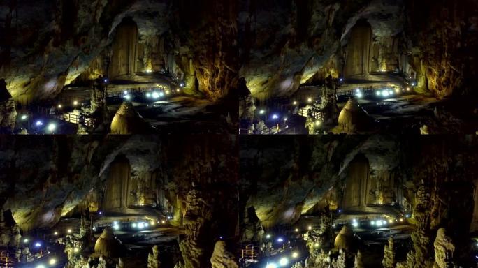 游客看着喀斯特洞穴大厅的神奇结构